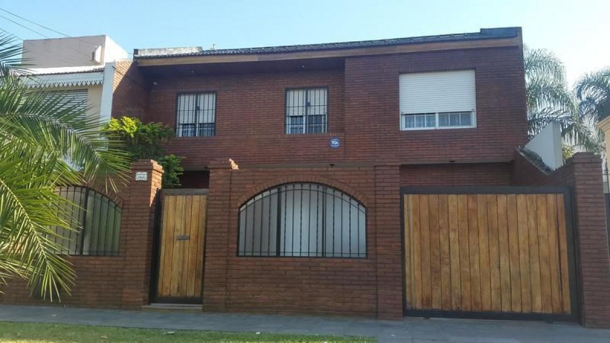 4 bedrooms House in Moron, Argentina No. 15976