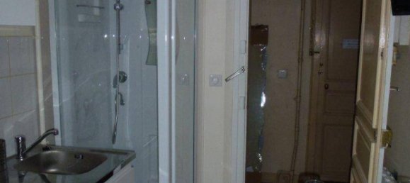 Studio in Paris, France No. 329082 3