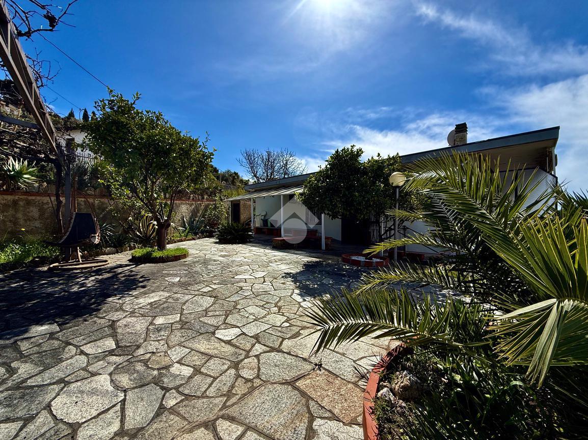 Villa de 5 habitaciónes en Andora, Italy No. 16468