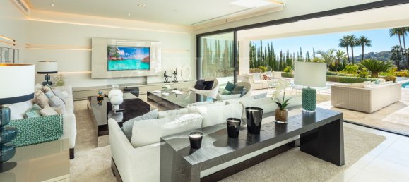 6 bedrooms Villa in Marbella, Spain No. 251099 9