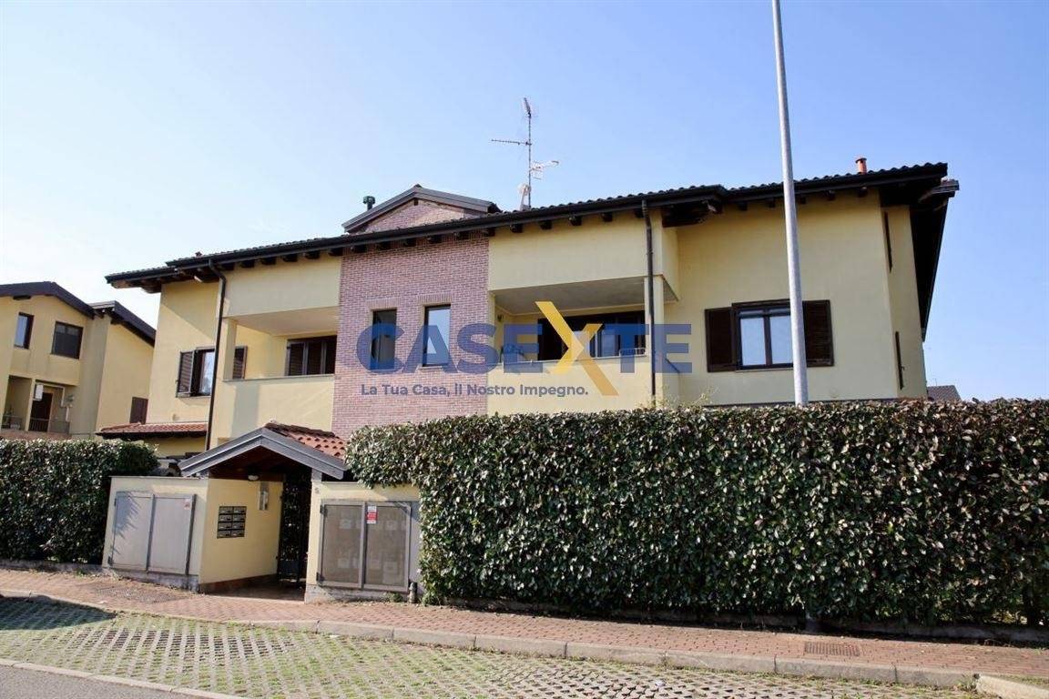 Dúplex de 2 dormitorios en Samarate, Italy No. 6750