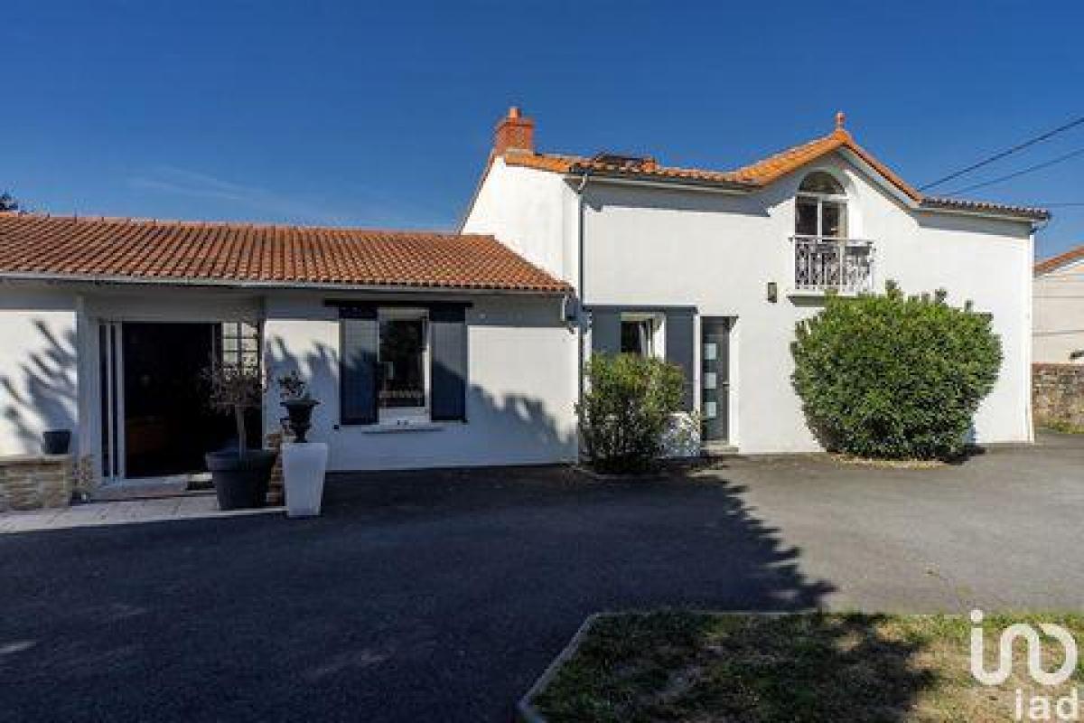 6 bedrooms House in Nantes, France No. 30106