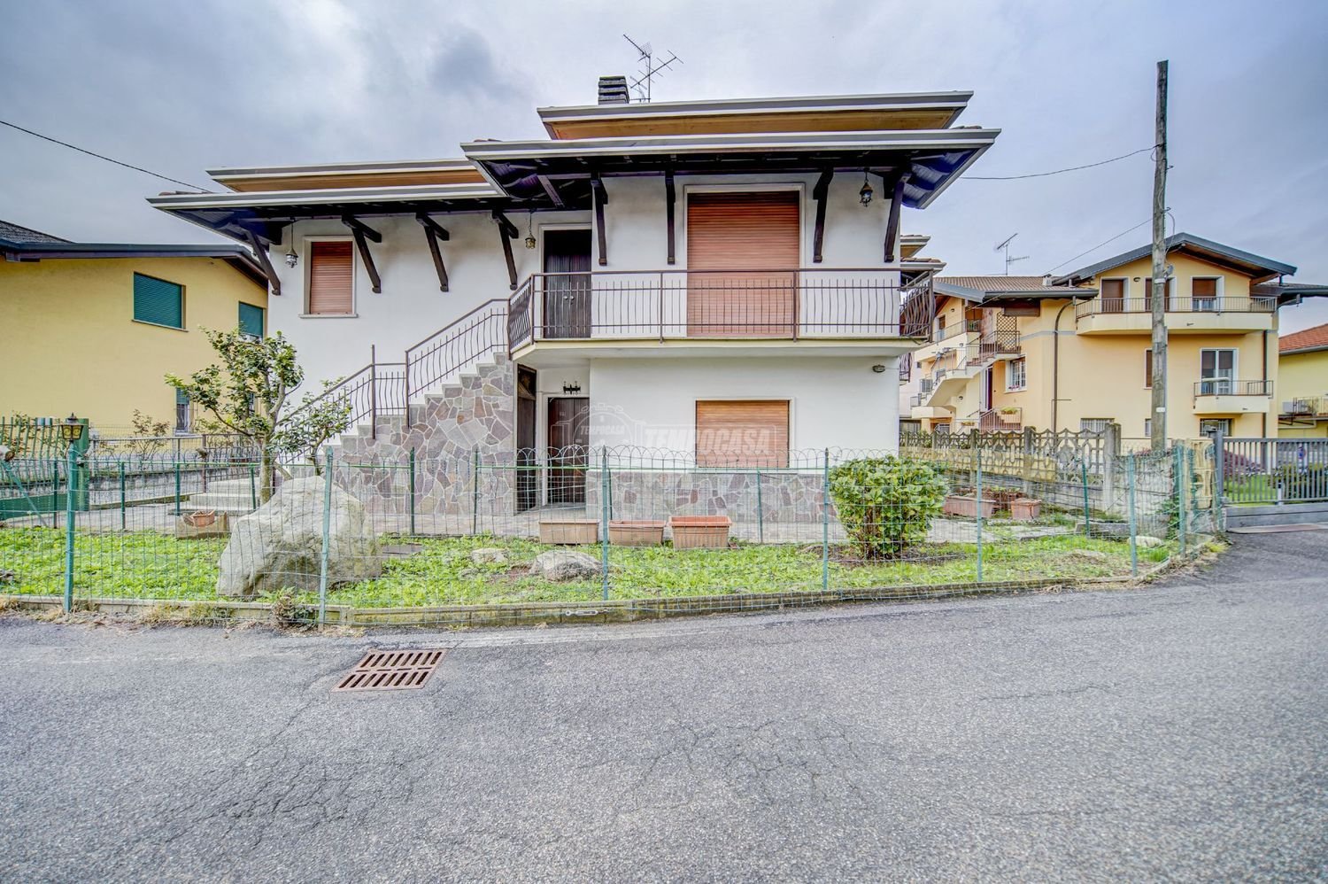 4 rooms Villa in Cassano Magnago, Italy No. 236149