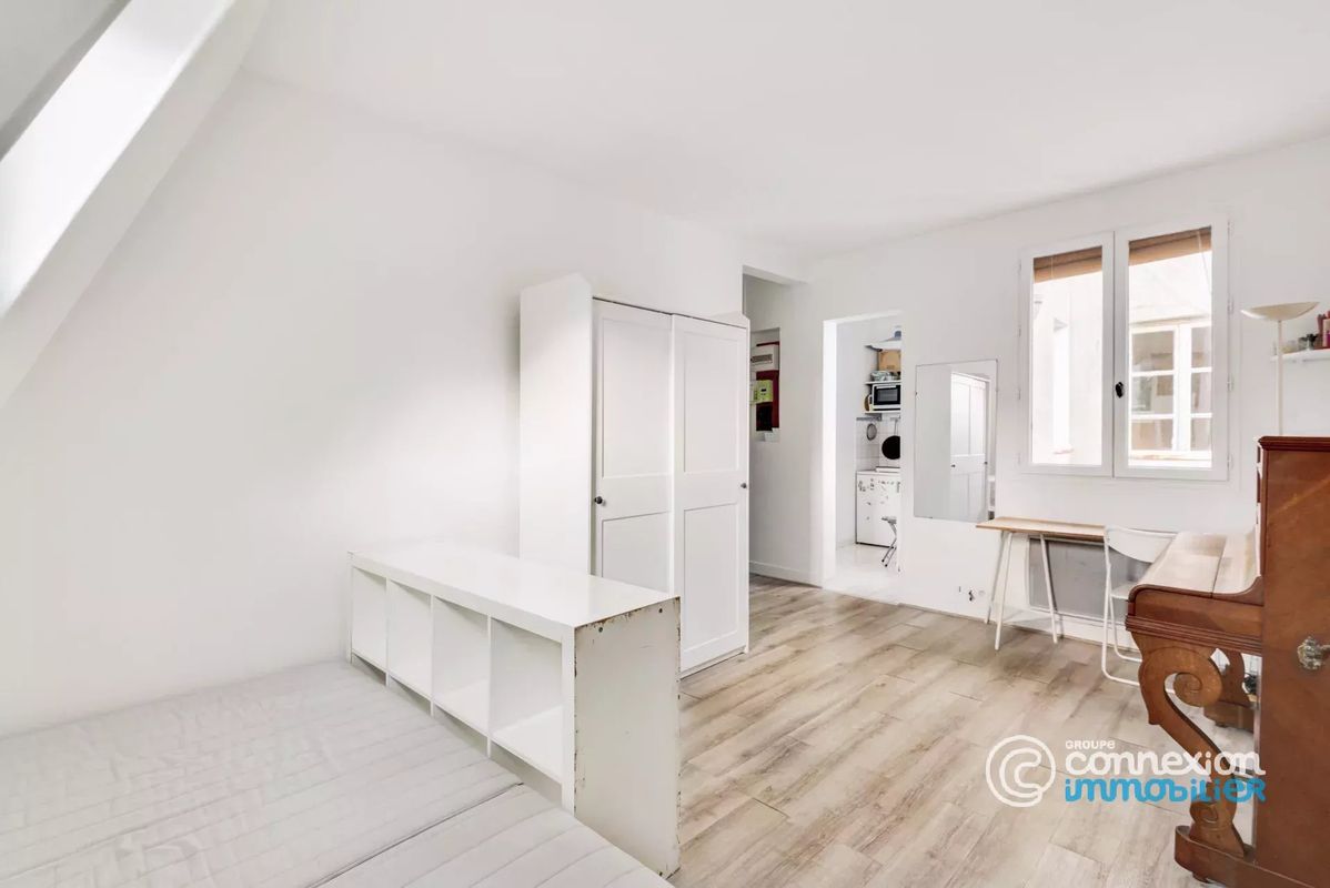 2 rooms Apartment in Paris, France No. 148422