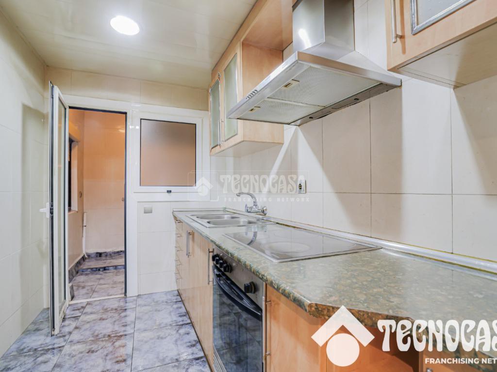 Apartamento de 3 habitaciónes en Santa Coloma de Gramenet, Spain No. 268723