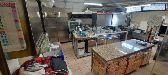 Коммерческая недвижимость с 2 комнатами в Горле, Италия № 62069 13