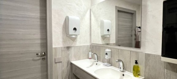 Коммерческая недвижимость с 2 комнатами в Горле, Италия № 62069 7