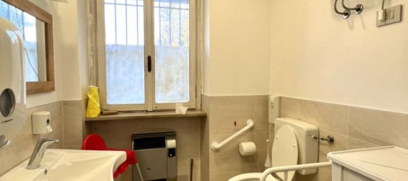 Коммерческая недвижимость с 2 комнатами в Горле, Италия № 62069 8