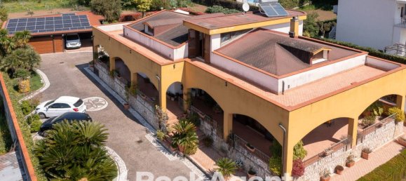 3 bedrooms Villa in Baronissi, Italy No. 308469 2