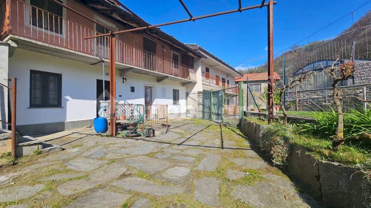 2 bedrooms House in Barge, Italy No. 159336