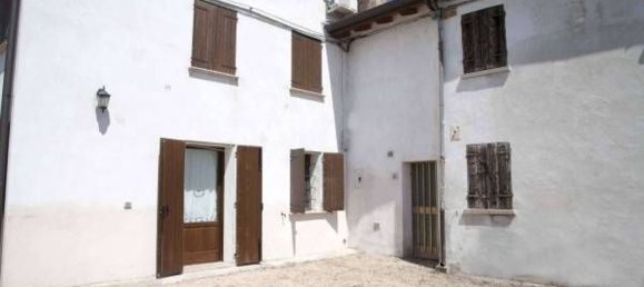 Casa de 4 habitaciónes en Mirandola, Italy No. 108761 2