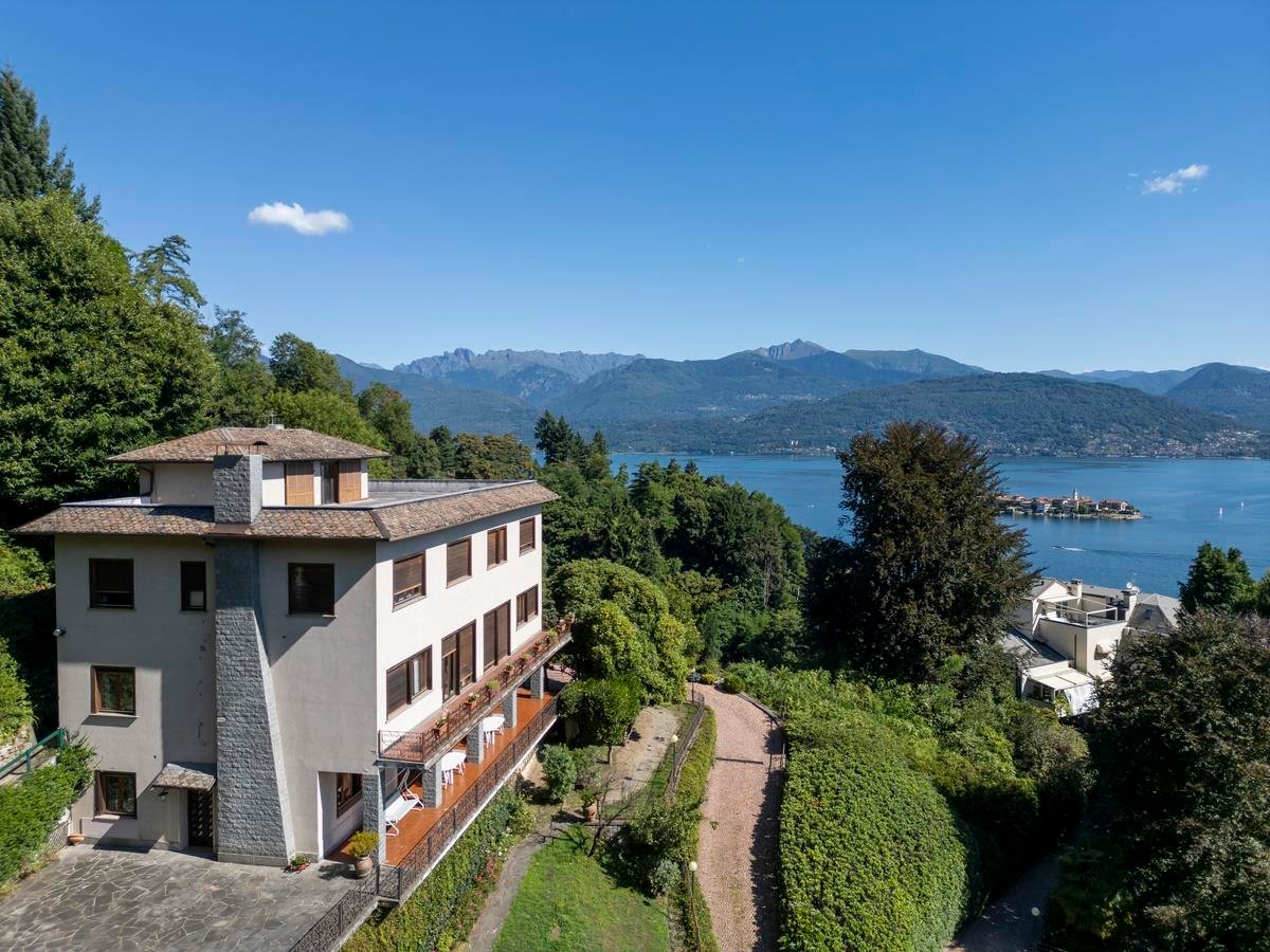 6 bedrooms Villa in Stresa, Italy No. 283306