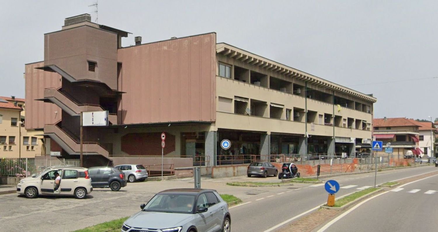 3 bedrooms Duplex in Azzate, Italy No. 365567