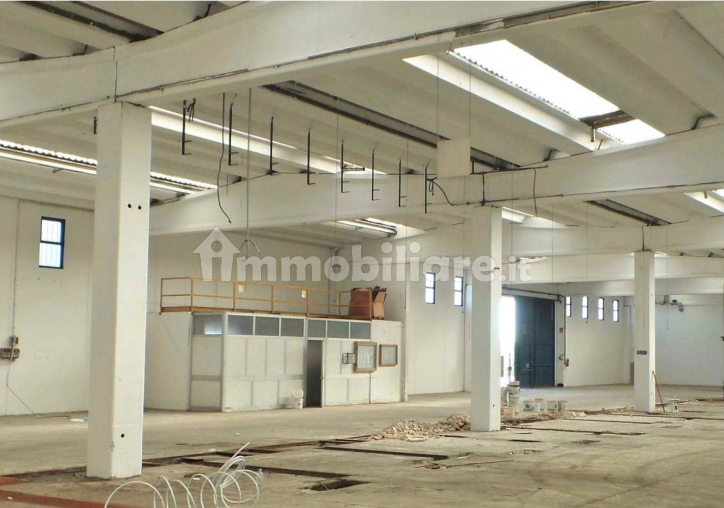 4 rooms Warehouse in Udine, Italy No. 307834
