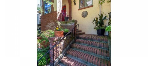 3 bedrooms House in British Columbia, Canada No. 1055 4