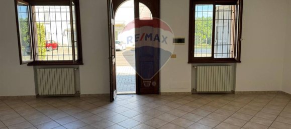 3 bedrooms House in Soragna, Italy No. 327918 4