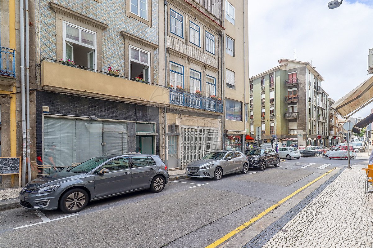 444m² Building in Porto, Portugal No. 120086