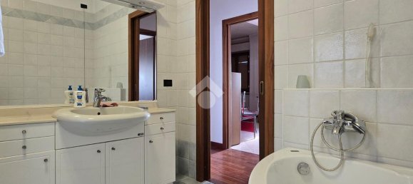 6 rooms House in Castel d'Azzano, Italy No. 15100 16