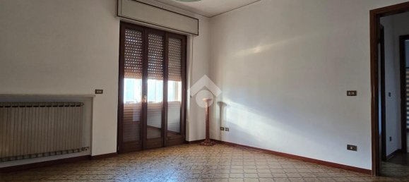 6 rooms House in Castel d'Azzano, Italy No. 15100 24