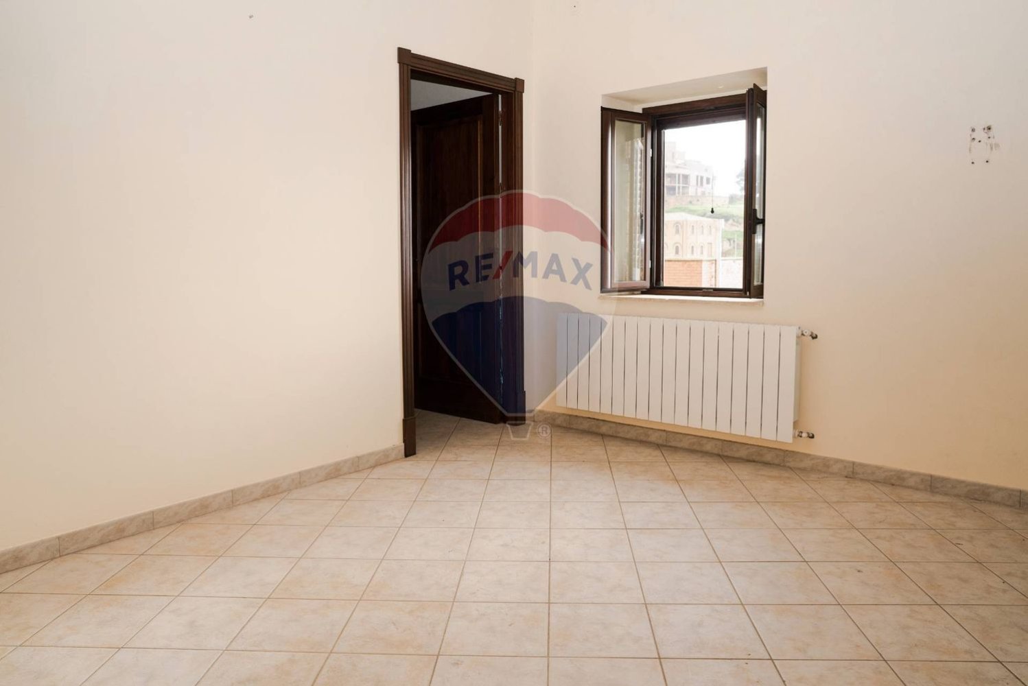 Дом с 5 комнатами в Энна, Италия № 131010