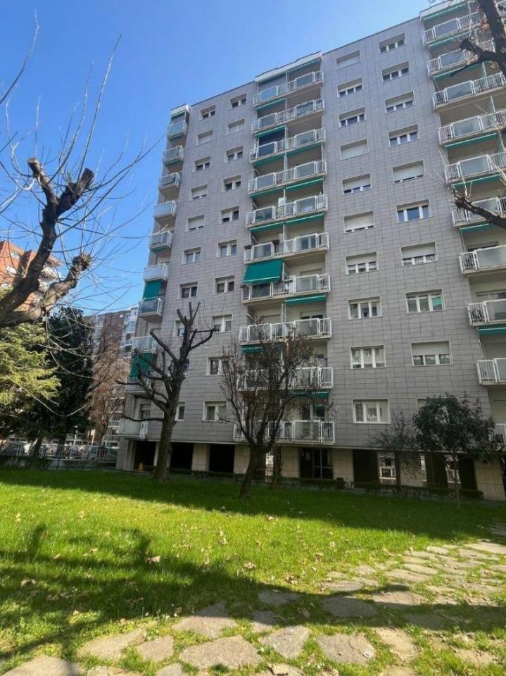 3 rooms Apartment in Turin, Italy No. 36296