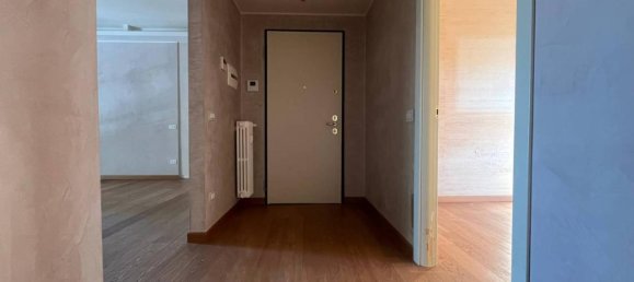 4-salle Appartement à Gallarate, Italy No. 28196 2