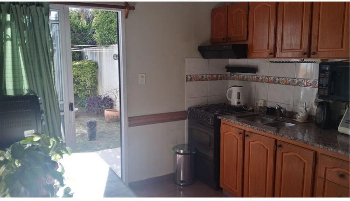 Casa de 3 dormitorios en Bermúdez, Argentina No. 3770