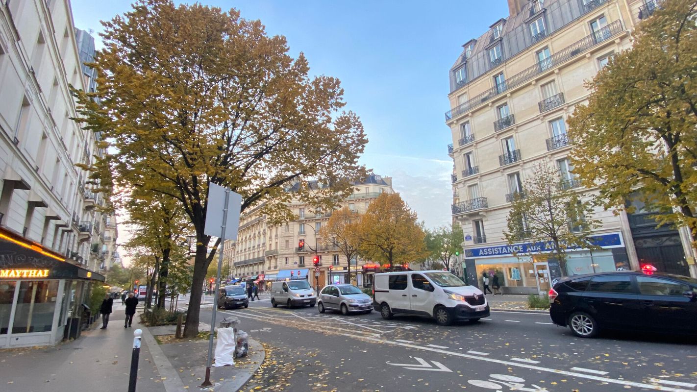  Parking in Paris, France No. 162386