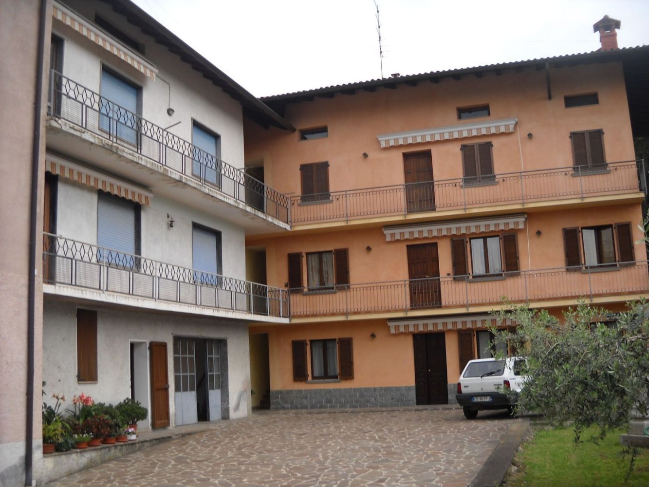 3 rooms Duplex in Carobbio degli Angeli, Italy No. 254861