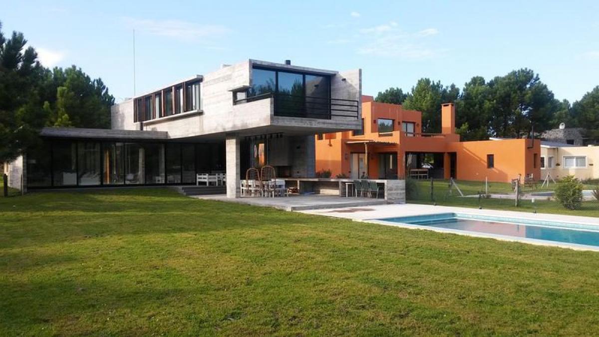 4 bedrooms House in Mar del Plata, Argentina No. 76800