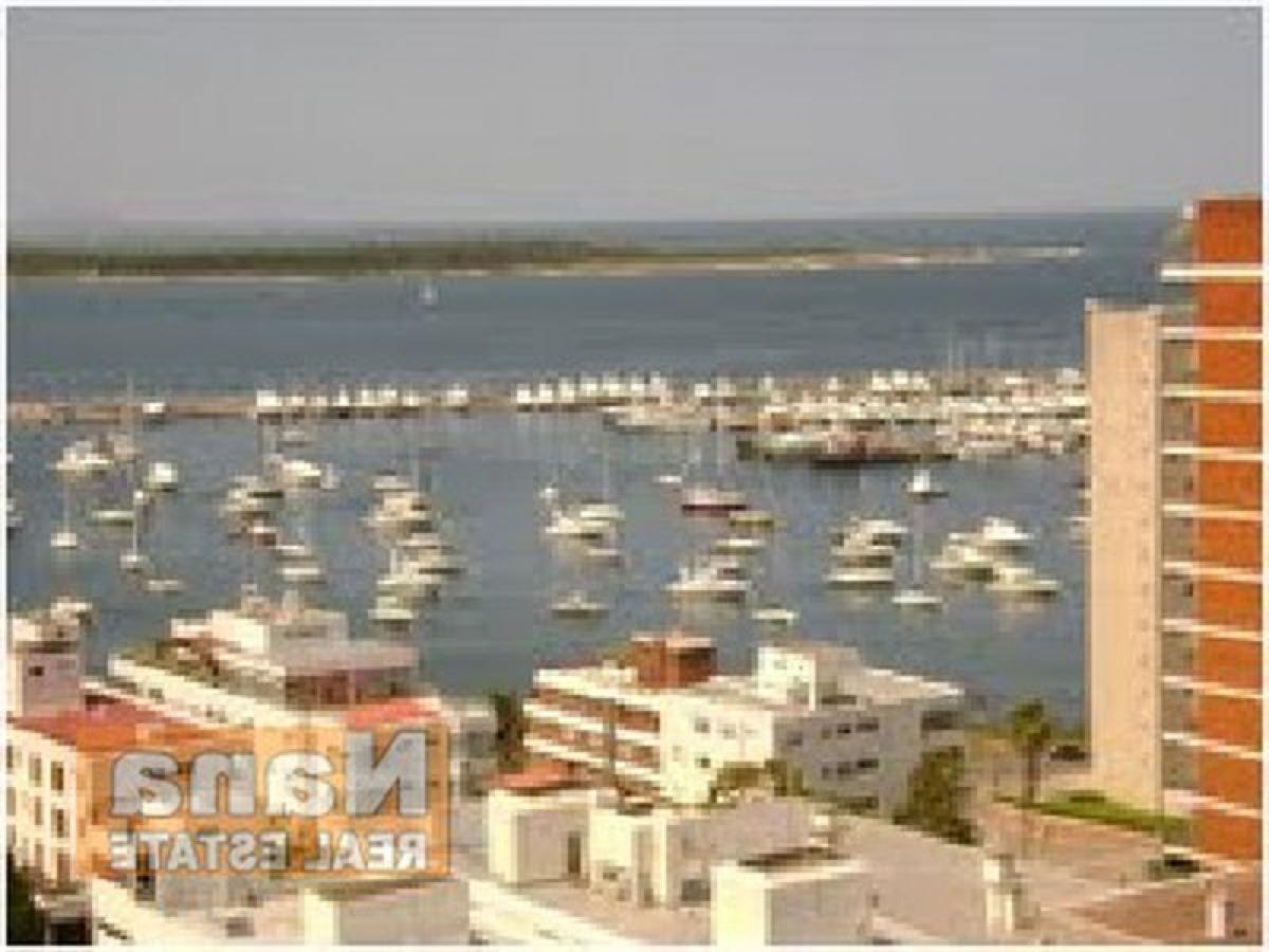 Apartamento de 4 dormitorios en Maldonado, Uruguay No. 10992