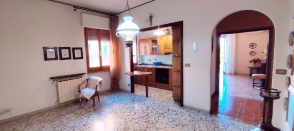 2 bedrooms Apartment in Montevarchi, Italy No. 266341 2