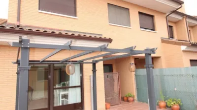 Casa de 4 dormitorios en Aldeamayor de San Martín, Spain No. 210939