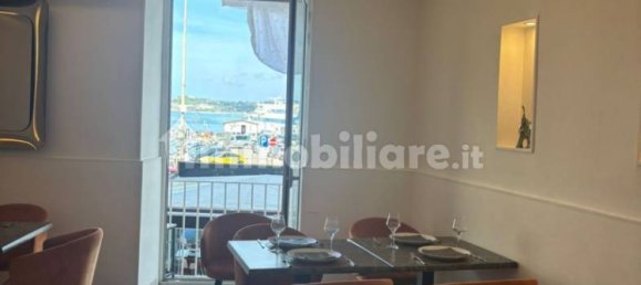 Коммерческая недвижимость с 4 комнатами в Поццуоли, Италия № 335526 20