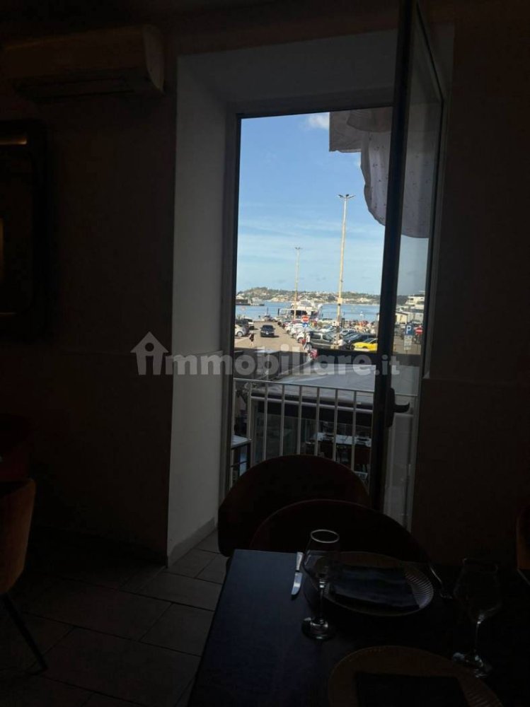 Коммерческая недвижимость с 4 комнатами в Поццуоли, Италия № 335526