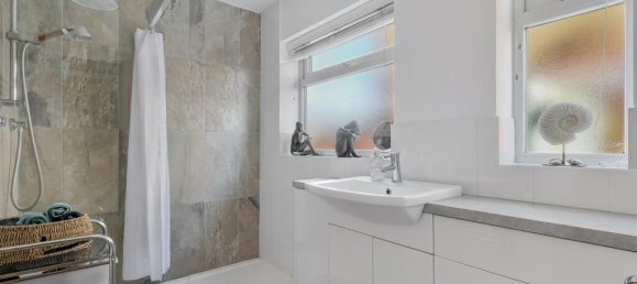 3 bedrooms Bungalow in Feltham, United Kingdom No. 9788 5