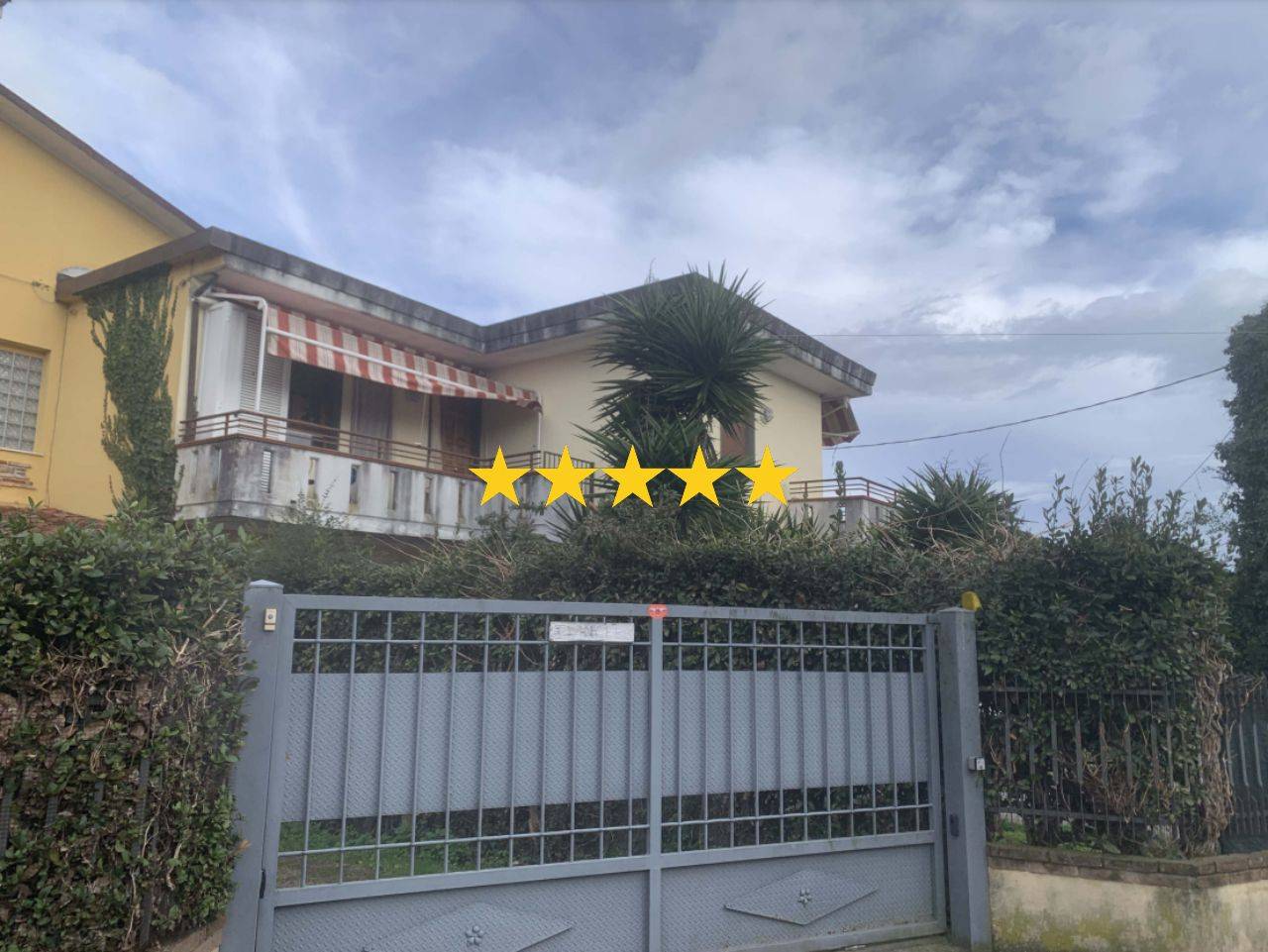 4 bedrooms Apartment in Massa, Italy No. 51908