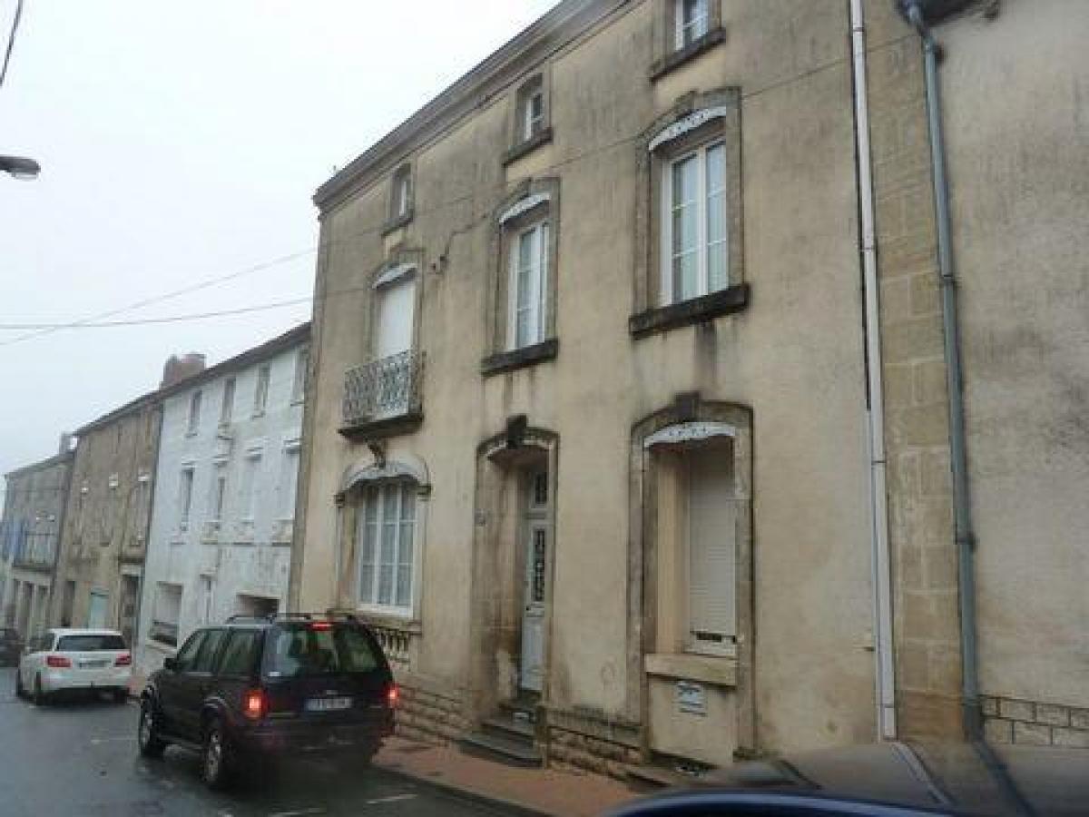 5 bedrooms House in La Chataigneraie, France No. 11912