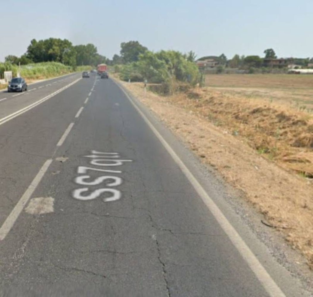 489m² Garage in Mondragone, Italy No. 266731