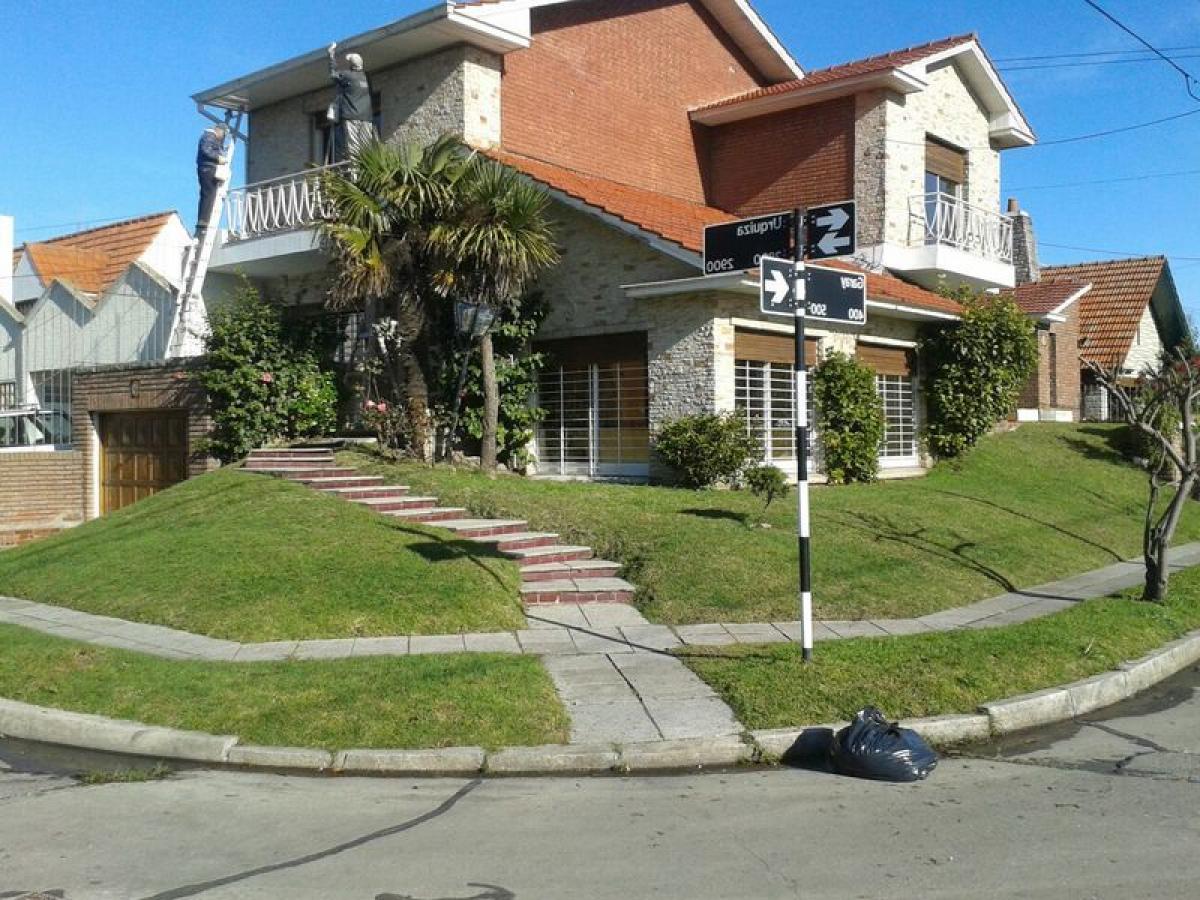4 bedrooms House in Mar del Plata, Argentina No. 67998