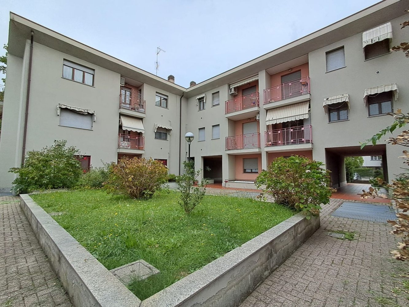 3 bedrooms Apartment in Legnano, Italy No. 382496