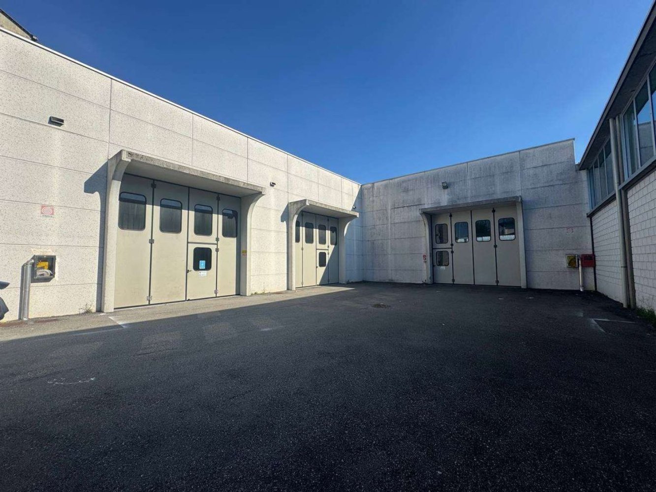 Almacén en Cabiate, Italy 1370 m² No. 362288