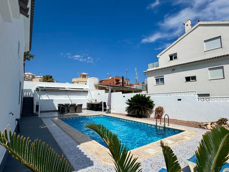 Villa de 4 dormitorios en Torrevieja, Spain No. 177113