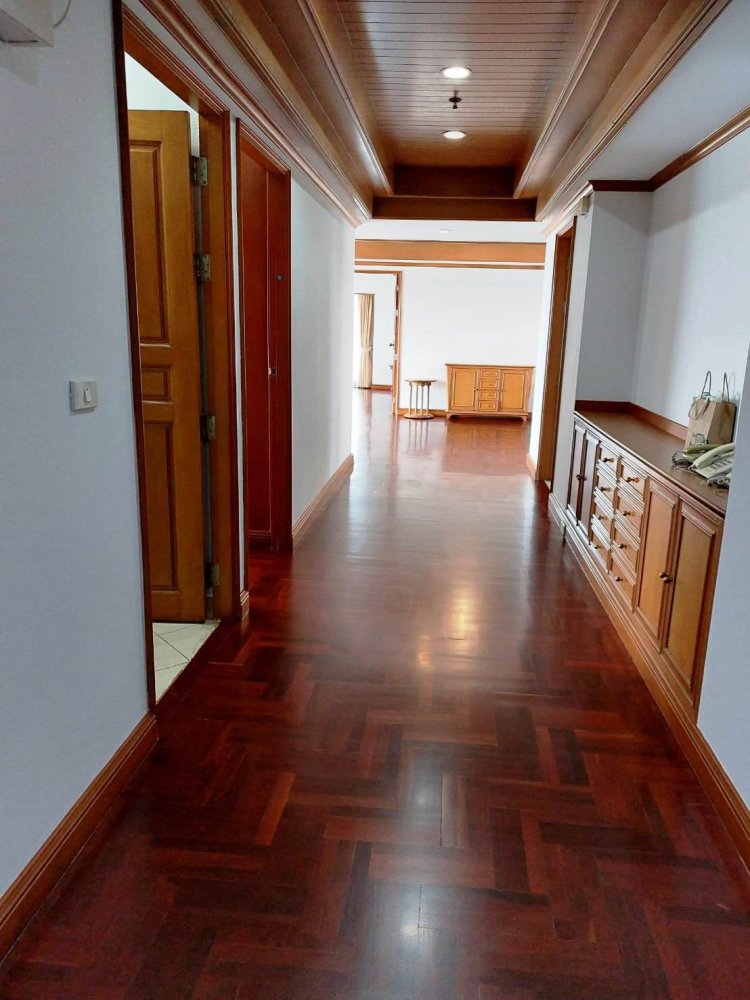3 bedrooms Condo in Bangkok, Thailand No. 6550