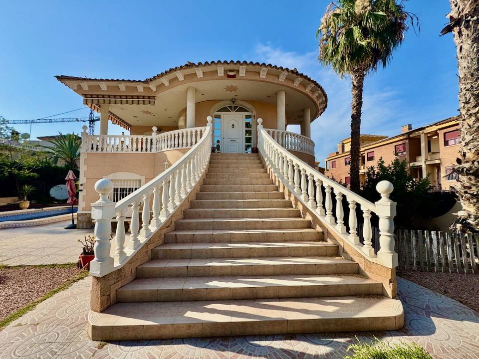 4 bedrooms Villa in Alicante, Spain No. 176452