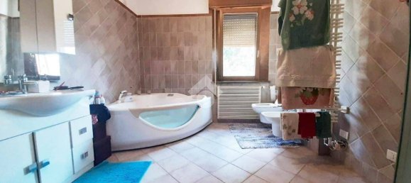 4 bedrooms Villa in Turate, Italy No. 270411 20