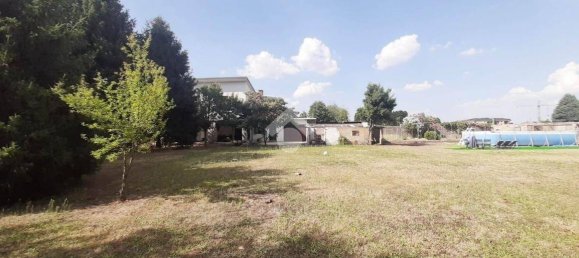 4 bedrooms Villa in Turate, Italy No. 270411 2