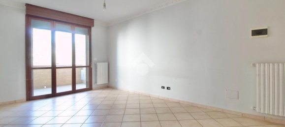 3 rooms Apartment in Reggio Emilia, Italy No. 5619 9