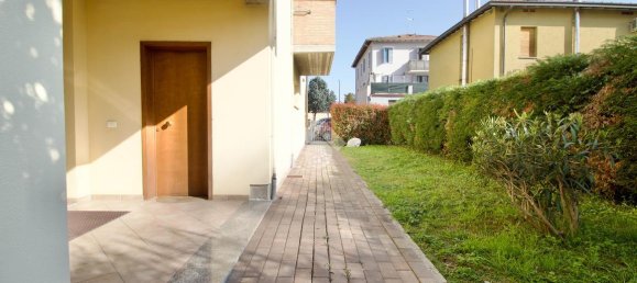 3 rooms Apartment in Reggio Emilia, Italy No. 5619 38