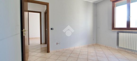 3 rooms Apartment in Reggio Emilia, Italy No. 5619 21